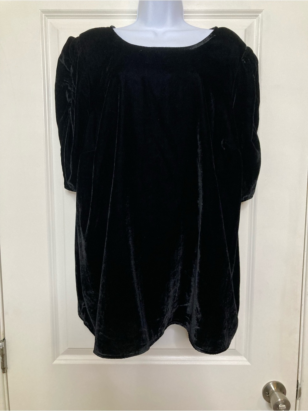 Torrid Black Velvet Short Puff Sleeve Velvet Top Size 2 Whimsygoth Witchy